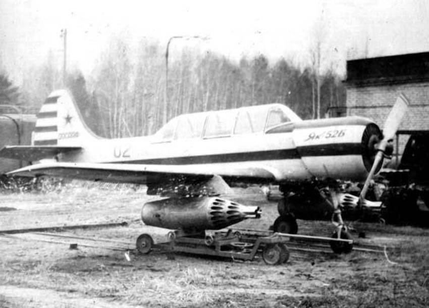 Yak-52B with UB-32 rocket pods / Defense Express / How Ukraine Can Weaponize Yak-52 to Take Down russian Drones Without Resorting to WWI-Era Rifle Shooting