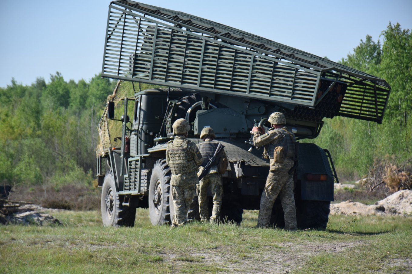 Ukraine Upgrades BM-21 Grad MLRS with Full Anti-Drone Protection, Including Tank-Tested Solution, Defense Express