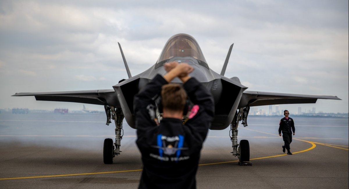 F-35 supersonic stealth strike fighter