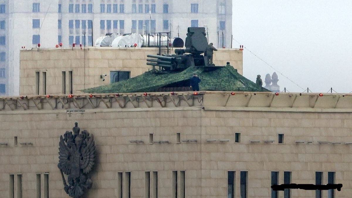 Pantsir anti-aircraft gun and missile complex on top of the russian ministry of defense building, February 2023