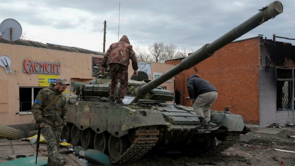 russian T-80BV of the 1st Tank Army captured by Ukrainian troops in likely usable condition in Trostianets, Sumy region, Defense Express