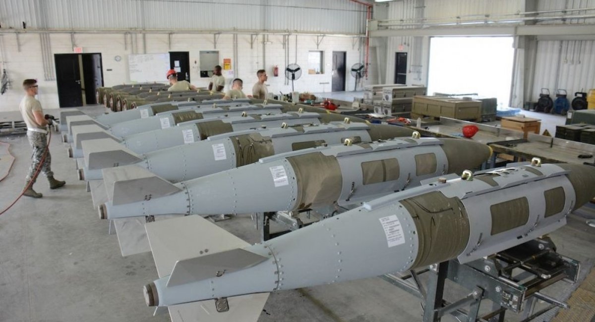 Bombs fitted with JDAM-ER kit give us smart aerial bombs, A Video Made Public in Ukraine May Be Evidence That Ukrainian Military Aircraft are Using American JDAM-ER, Defense Express