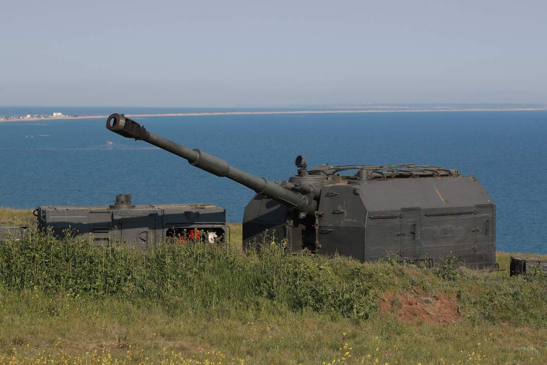 russian A-222 Bereg coastal defense artillery system / Defense Express / Dnieper River Flotilla of russia Will Get Rare A-222 Bereg Mobile Coastal Guns