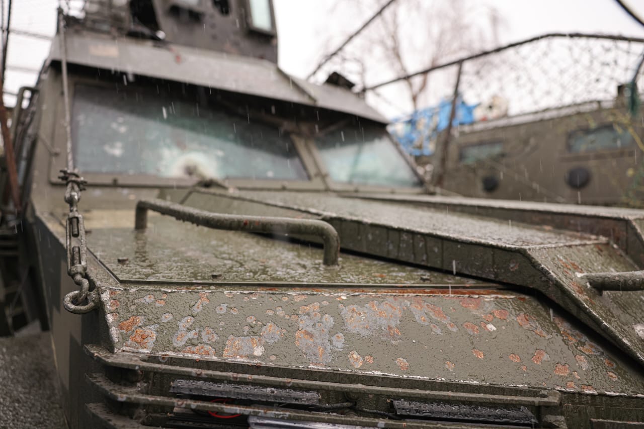 Another Gyurza is being recovered after a combat sortie / Defense Express / How Gyurza APC Proves Itself in Combat: Surviving Landmines, Drones, and Bullets
