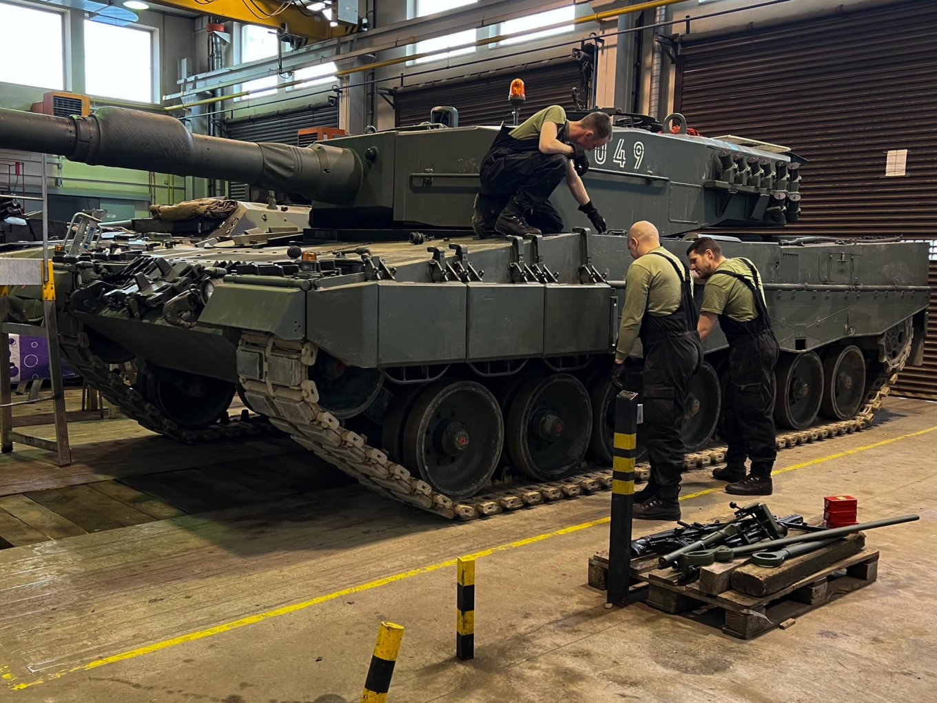 Leopard 2 refurbishment / Defense Express / Czech Republic Gets 14 Leopard 2 Compensatory Tanks From Germany: Why Not Send Directly to Ukraine Instead