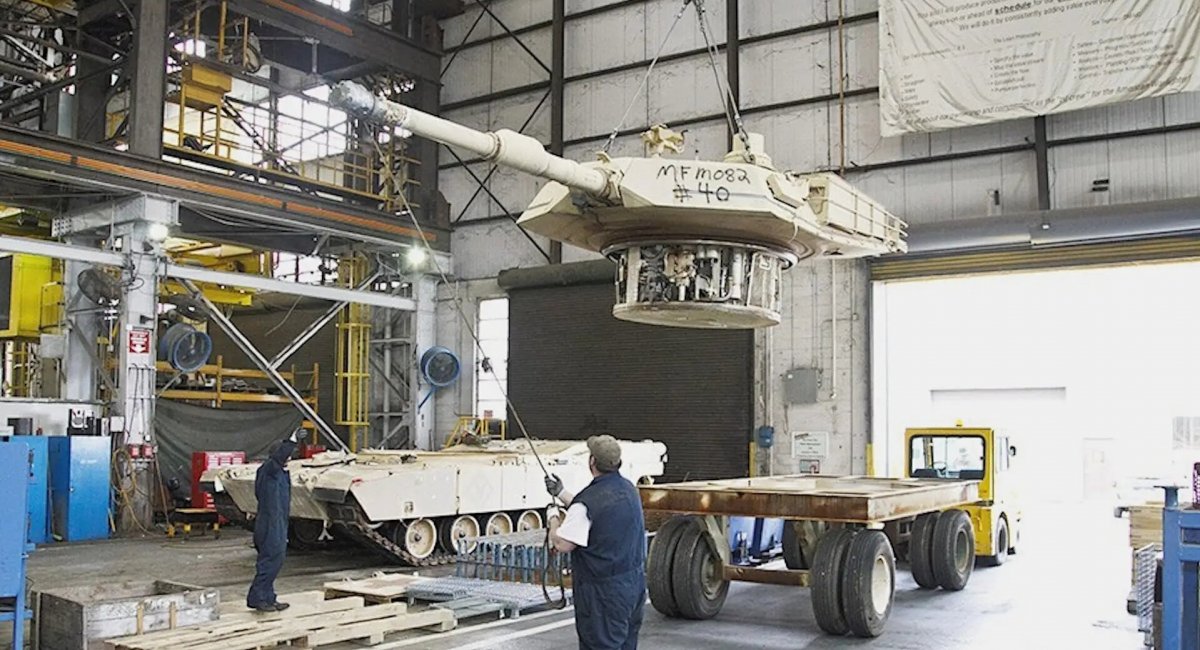 U.S. technicians remove the turret off an M1 Abrams for maintenance