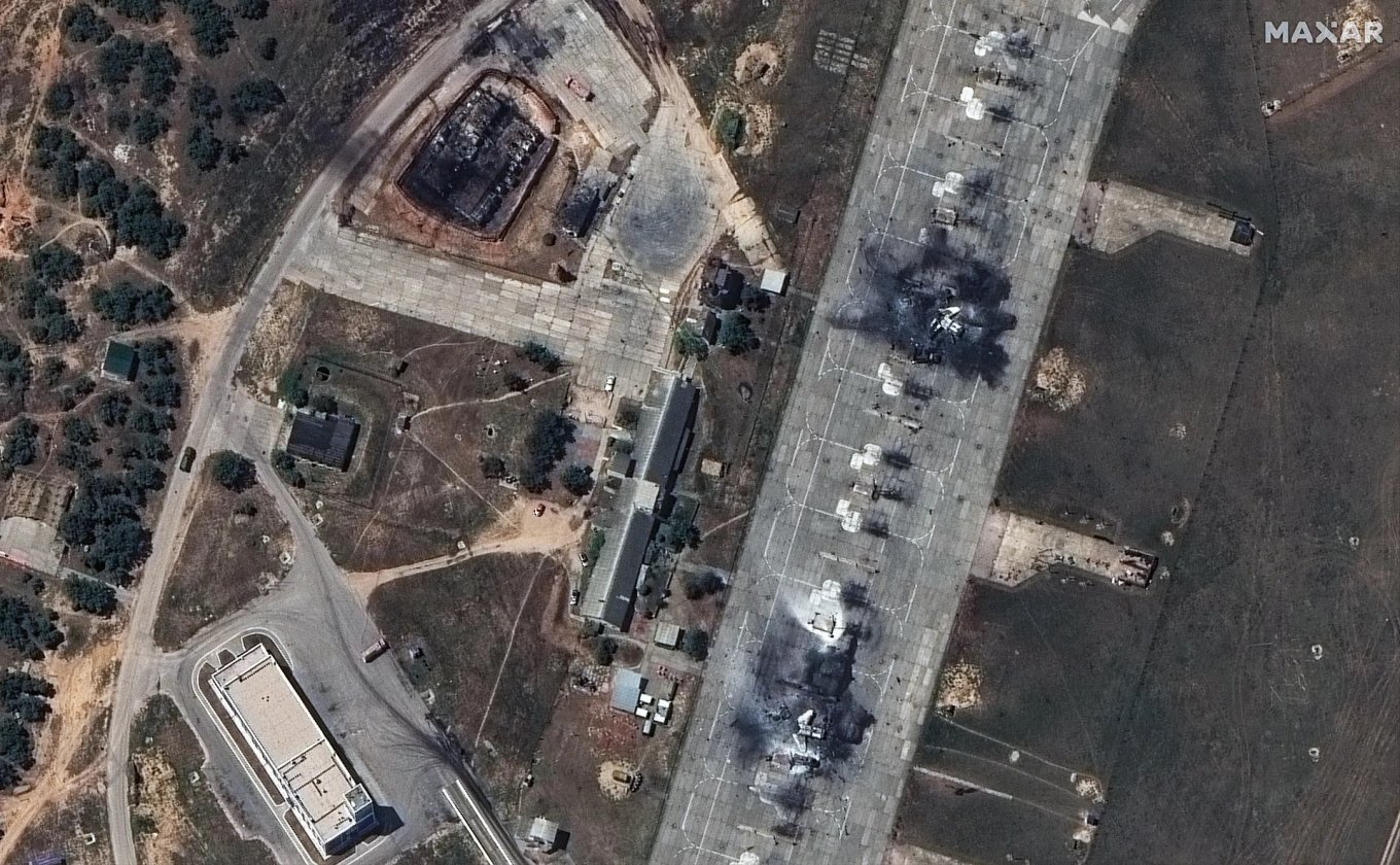 Belbek airfield in russia after a Ukrainian kamikaze drone attack / Defense Express / Maxar Satellite Imagery is Still Available in Ukraine But It's Paid-Only Now