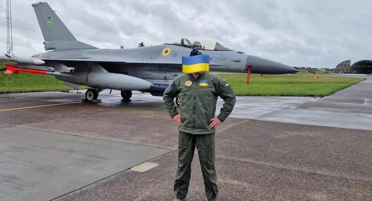 The first photo of F-16 aircraft with Ukrainian insignia, Defense Express