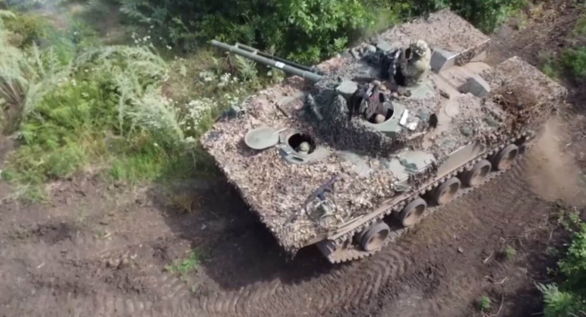 russian forces use a BMD-4M as a self-propelled turret for fire support, August 2023 / Defense Express / russian BMD-4 Squashed Own Crew During Combat in Kursk Region