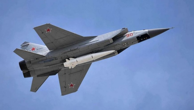 MiG-31K interceptor aircraft carrying a Kh-47M2 Kinzhal air-launched ballistic missile, Defense Express