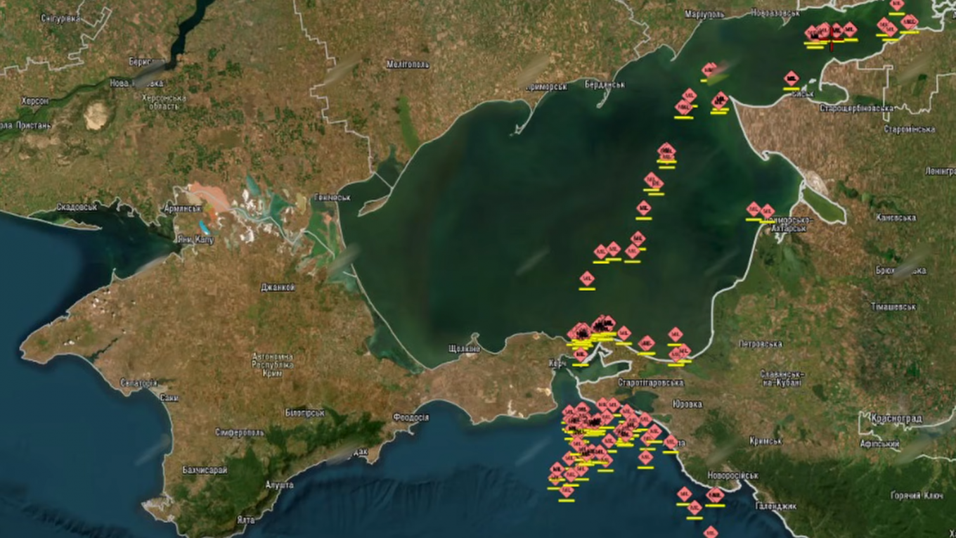 Satellite Images Show How Ukraine's Unmanned Systems Forces Drove russia's Shadow Fleet Out of the Kerch Strait, Defense Express