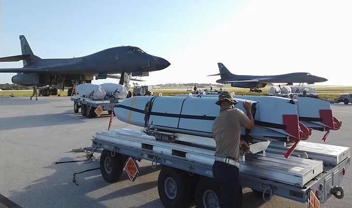 Loading of AGM-158 JASSM long-range cruise missile on board the B-1B Lancer bomber / Defense Express / 30th Anniversary of Budapest Memorandum: What Ukraine Learned From It