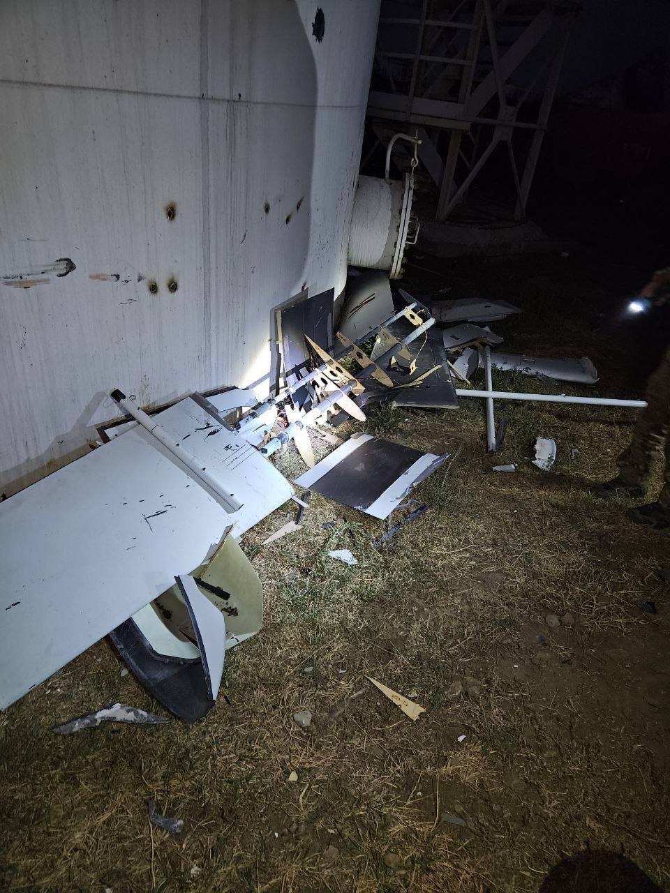 The remnants of a Ukrainian attack drone, reportedly found near the oil base / Defense Express / Ukraine's Drone Strike on Oil Depot in Rovenky Possibly Involved Mysterious Jet Drones