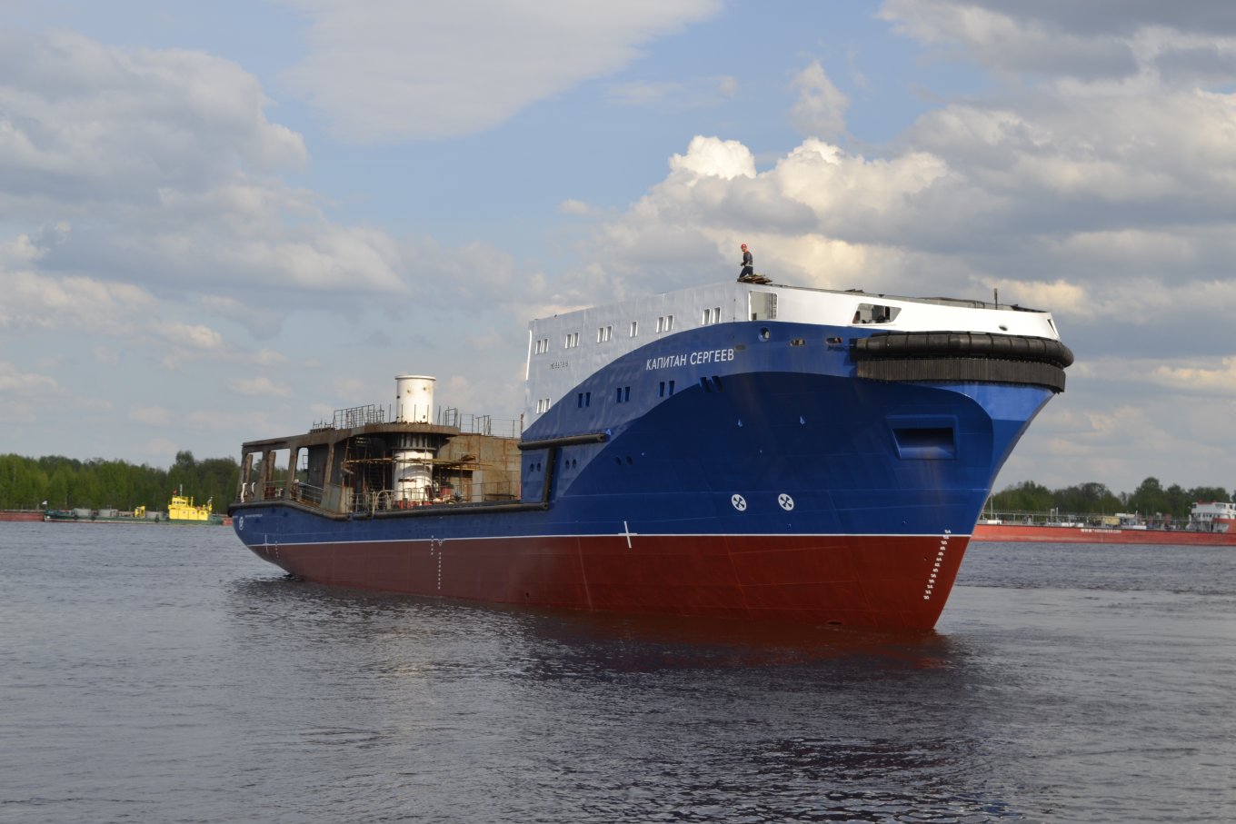 Kapitan Sergeev after its launch into water / Defense Express / russia Forgot How to Build Ships: Sinking of Kapitan Ushakov Tugboat is Just the Tip of the Iceberg