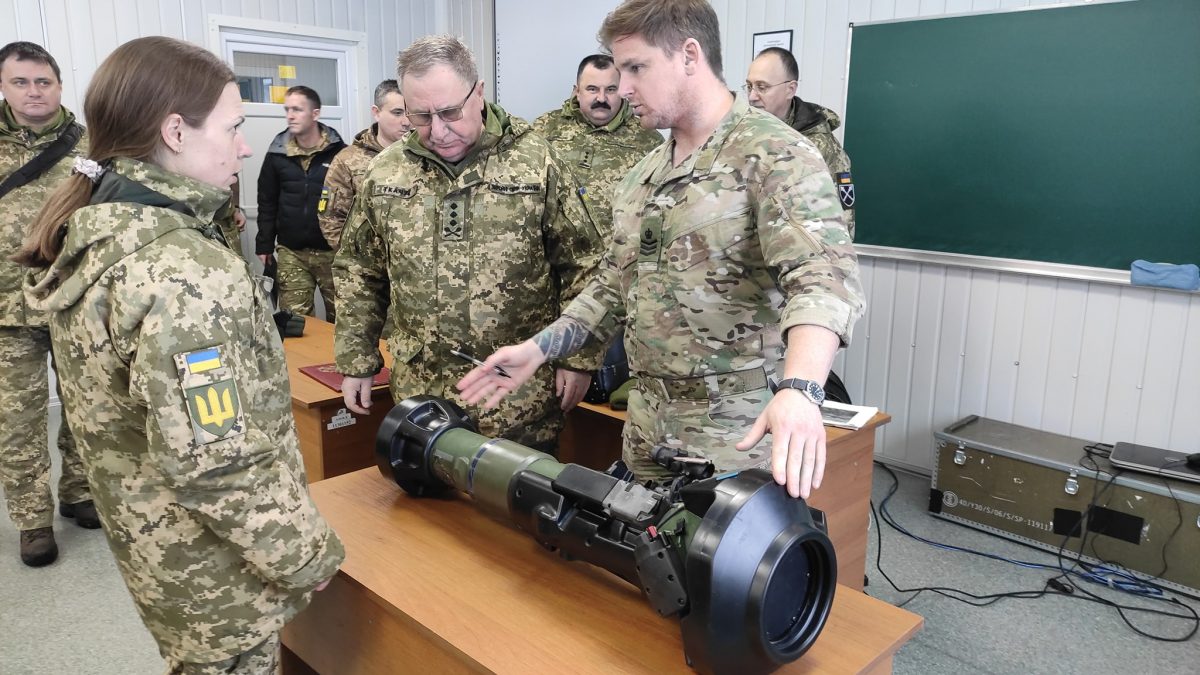 Ukrainian military are teached to use NLAW anti-tank systems by British instructors, Defense Express