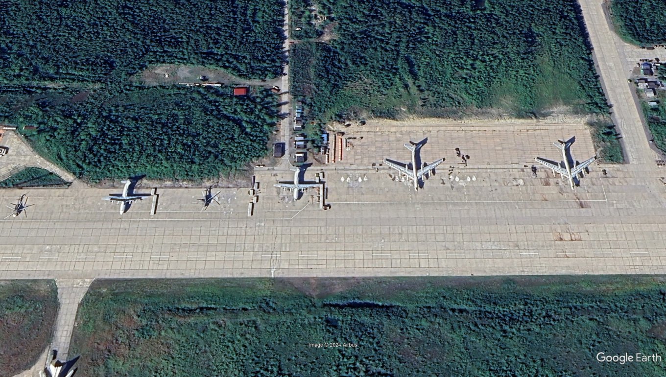 Aircraft with tires on their wings at the Olenya air base, August 2024 / Defense Express / Year Later, Pentagon Explains What's the Point of Aircraft Drawings and Tire Coatings at russian Military Airfields