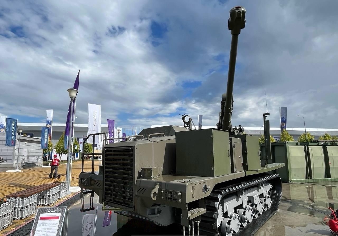 russians Demonstrate 122mm D-30 Towed Howitzer on MTS-15 Tracked Robotic Chassis, Defense Express