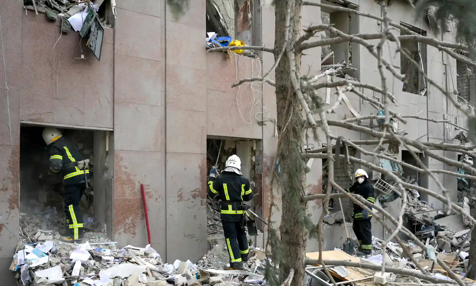 The death of seven people under the rubble of building of the Mykolayiv Regional State Administration hit by a Russian missile has been confirmed, Defense Express