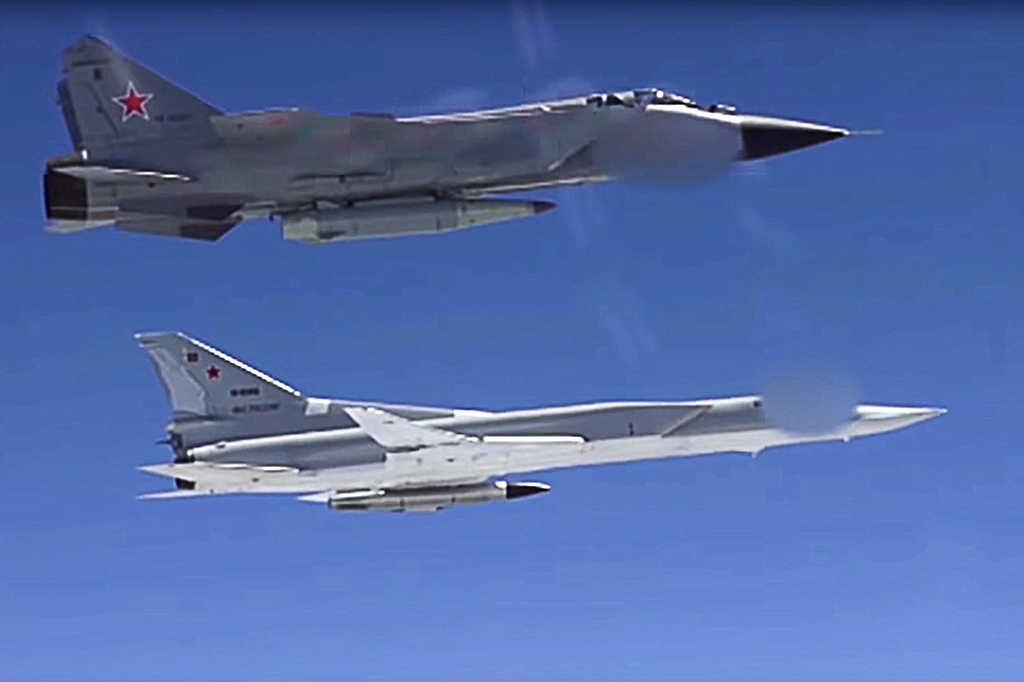 Group flight of MiG-31K armed with a Kinzhal missile and a Tu-22M3 with Kh-22 missile