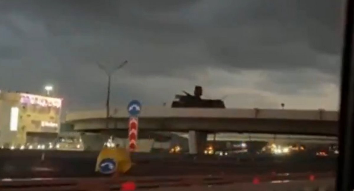 Pantsir air defense system at the exit from the Moscow Ring Road (MKAD) near the Moscow oil refinery / Video screenshot from t.me/exilenova_plus