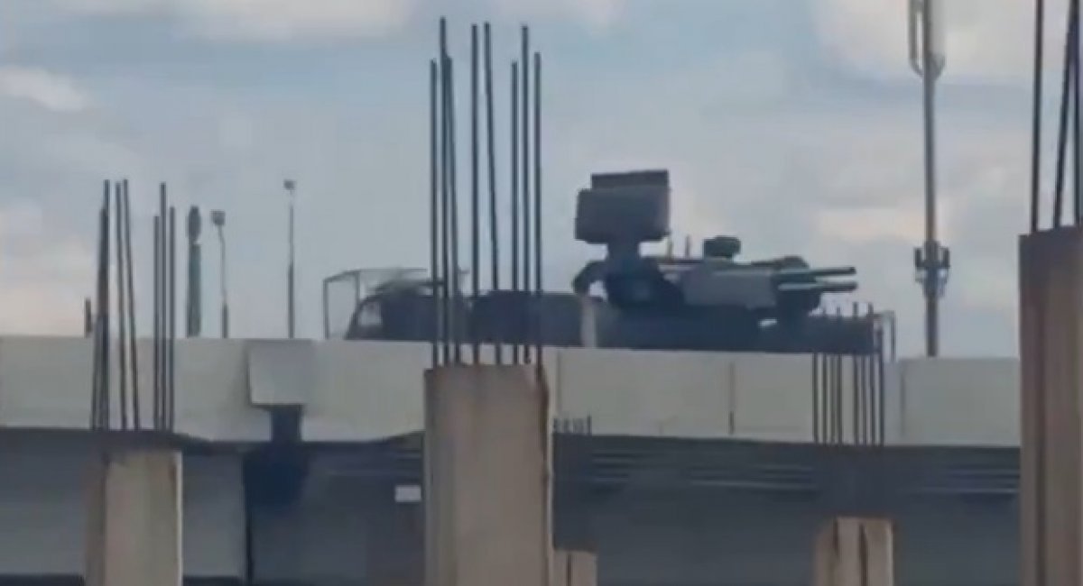 Pantsir air defense system is defending the Moscow oil refinery at the exit from the Moscow Ring Road