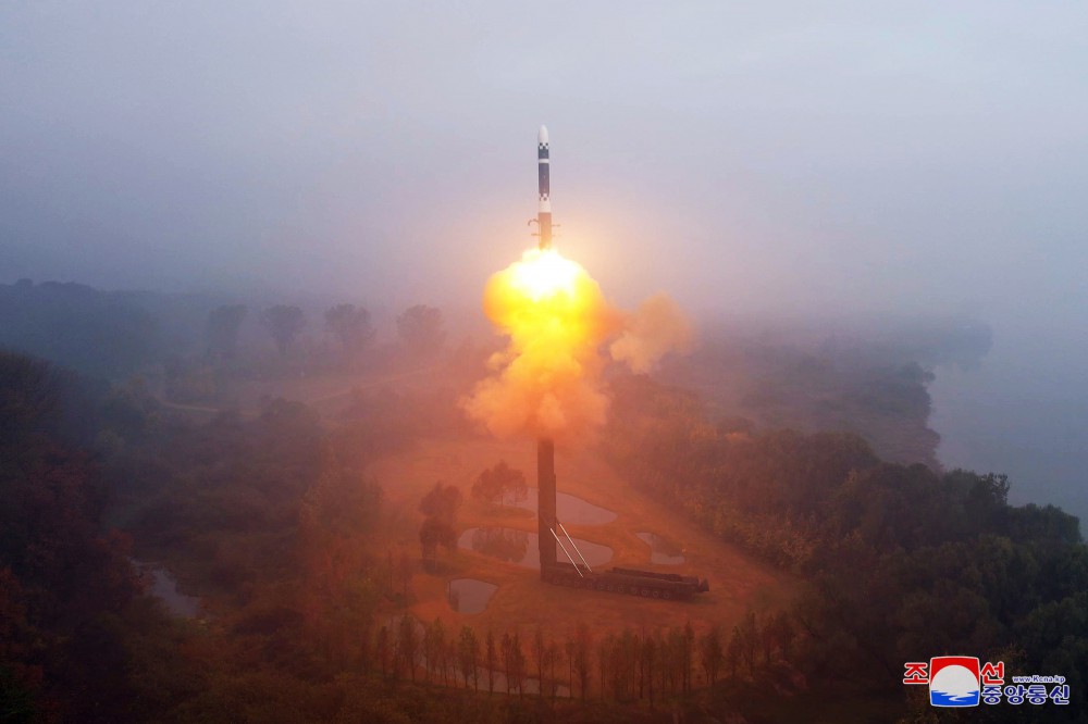 Tên lửa phòng thủ Hwasong-19 ICBM mới nhất của Triều Tiên gây lo ngại toàn cầu vì có sự giống nhau đáng kinh ngạc với tên lửa Yars của Nga