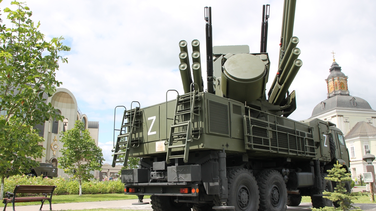 Pantsir-S1 surface-to-air missile and anti-aircraft artillery system / Defense Express / That Time Moscow Became a Proving Ground for Ukrainian Drone Strikes, Now Shows if russians Can Protect Oil Refineries Quickly