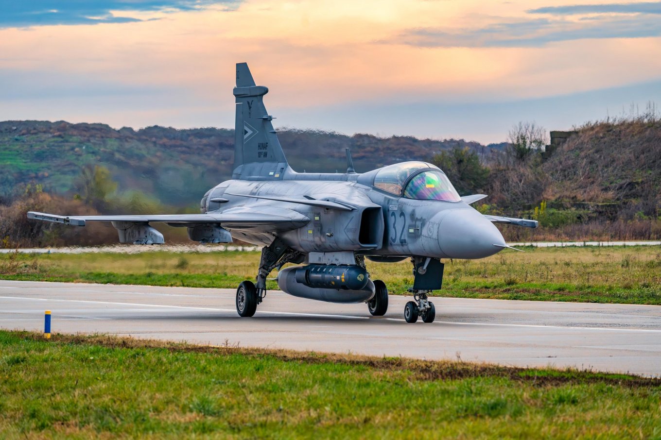 JAS 39 Gripen multirole fighter at the Čáslav Air Base, the Czech Republic / Defense Express / Romanians Have Second Thoughts After Tenderless F-16 Purchase Without Even Looking at Gripen