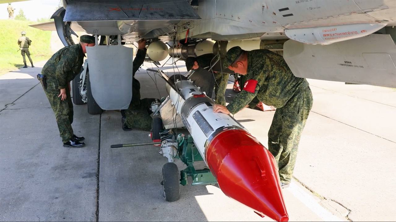 R-33 missiles with (as claimed) nuclear equipment are mounted onto a MiG-31BM aircraft, summer 2024 / Defense Express / U.S. Intel: russia Fields New Nuclear Air-to-Air Missiles