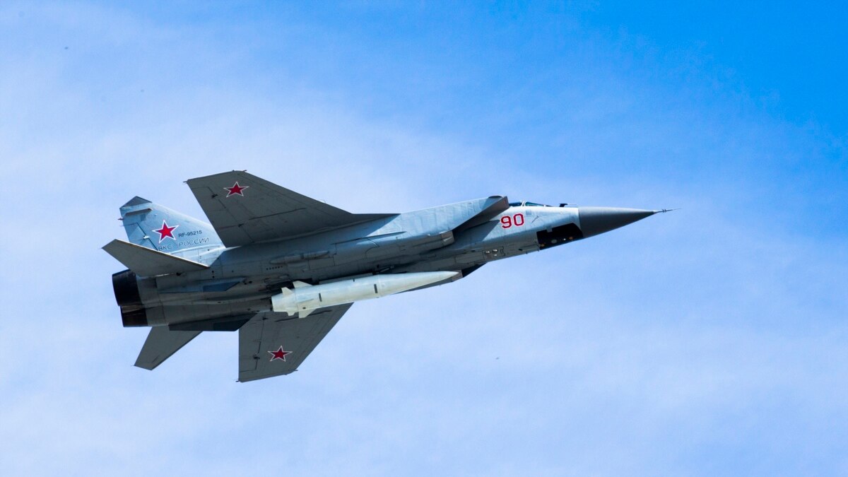 Kh-47 Kinzhal air-launched ballistic missile under the belly of a MiG-31 / Defense Express / How russian 3M22 Zircon Reached Hypersonic Yet Failed to Accomplish the Very Task it was Created For
