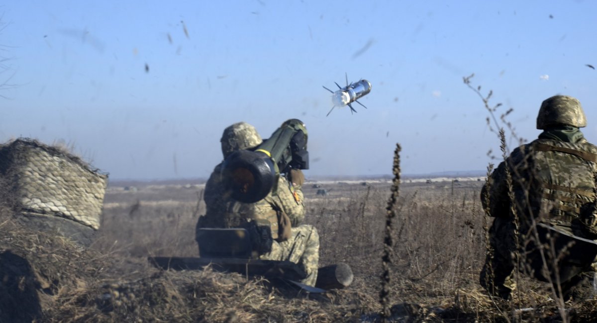 Ukrainian military servicemen use an FGM-148 Javelin / Defense Express / New U.S. Military Aid Package Clearly Reflects How Washington Sees the Frontline Situation in Ukraine