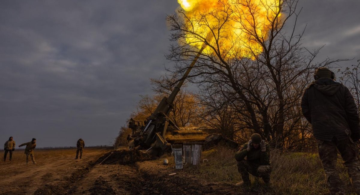 Artillerymen of the Ukrainian Armed Forces fire the 2S7 Pion at russian positions on the left bank of Dnipro in the Kherson Region, November 11, 2022 / Defense Express / American 203mm Married to Soviet Powders, or How 2S7 Pion Gun Still Keeps Firing in Ukraine