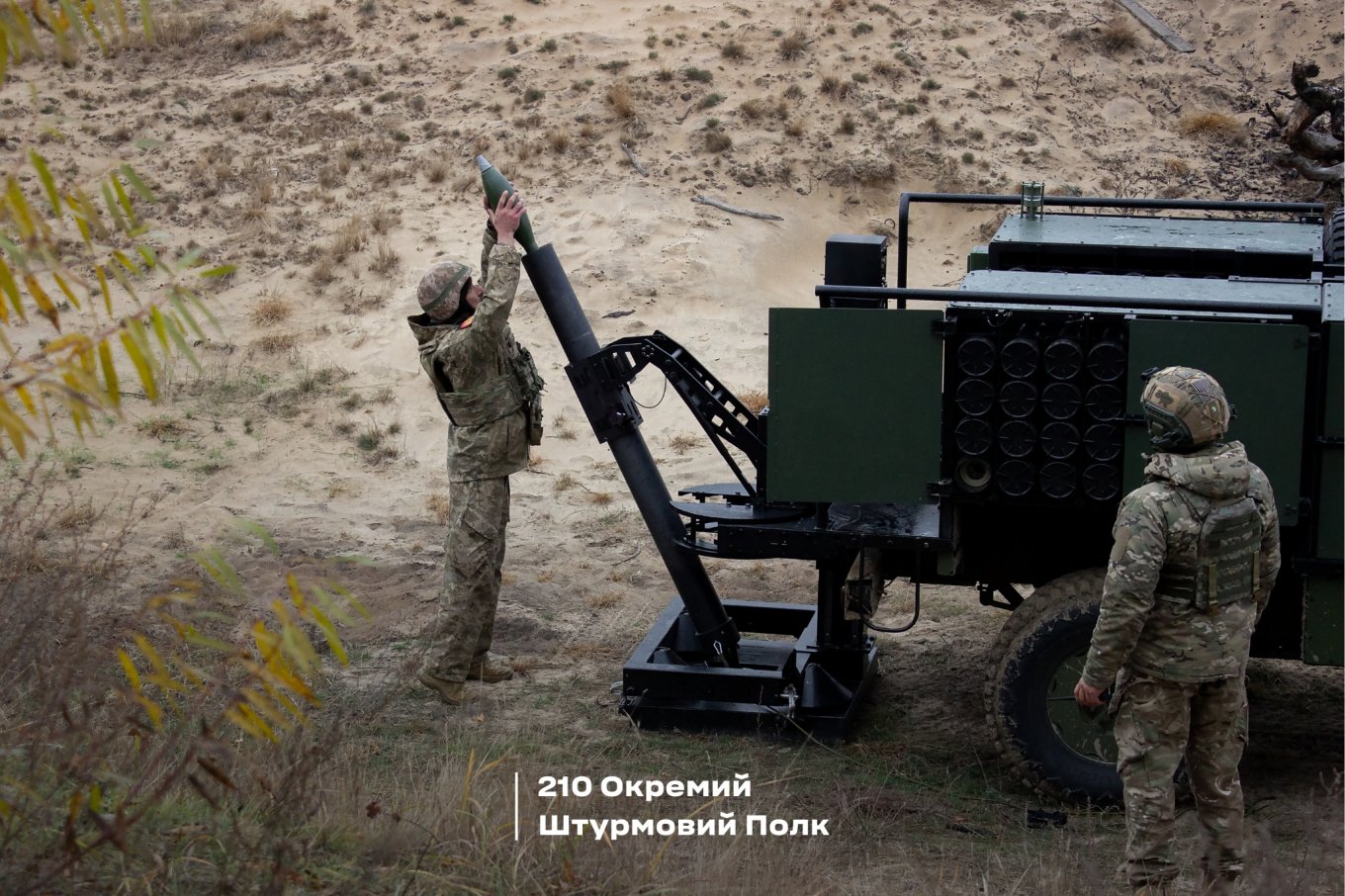 Ukrainian troops fire an Alakran mobile mortar on URO VAMTAC chassis / Defense Express / Ukrainian Assault Regiment Shows its Alakran Self-Propelled Mortar From Spain