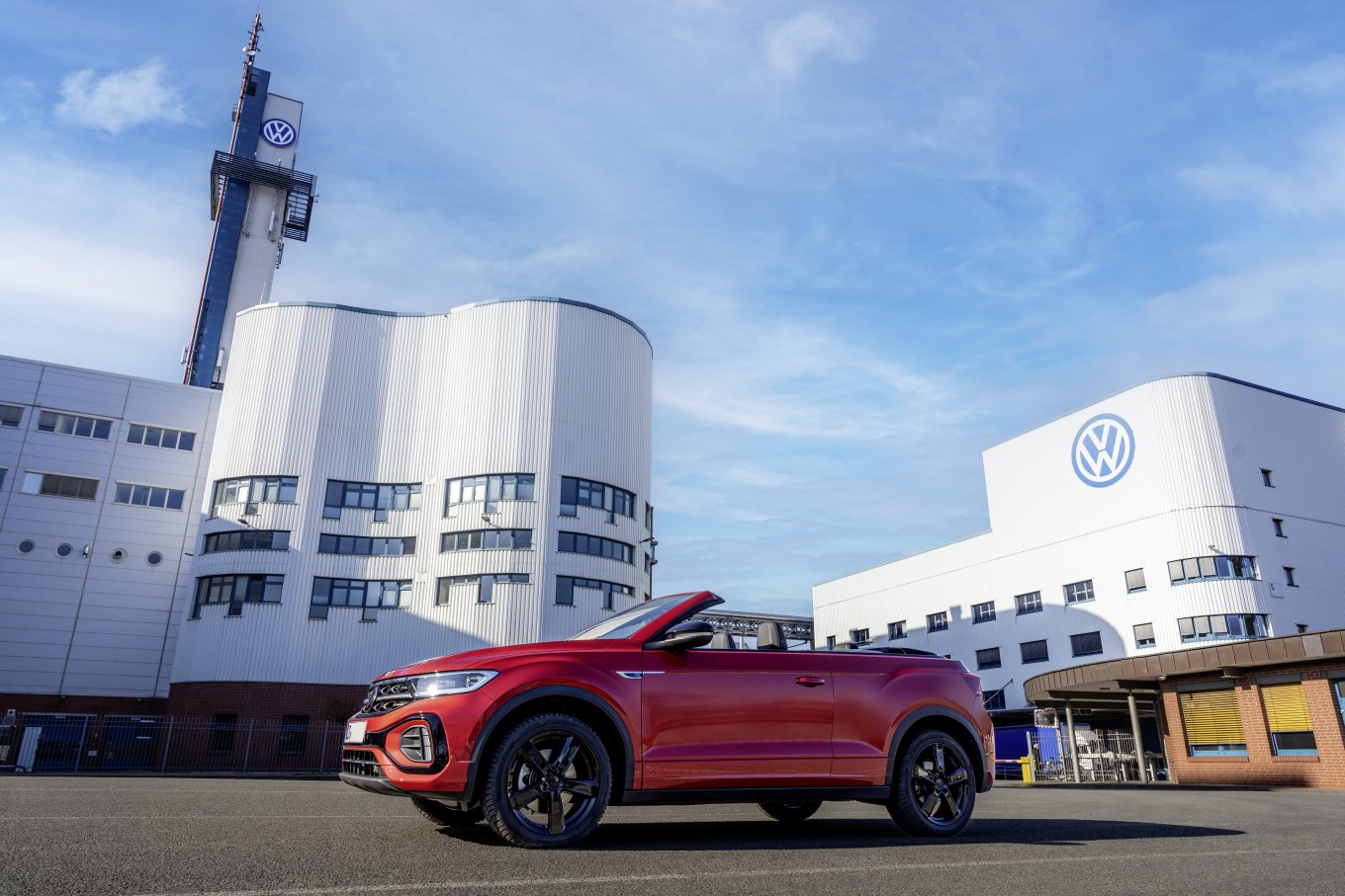Compact SUV Volkswagen T-Roc in convertible version