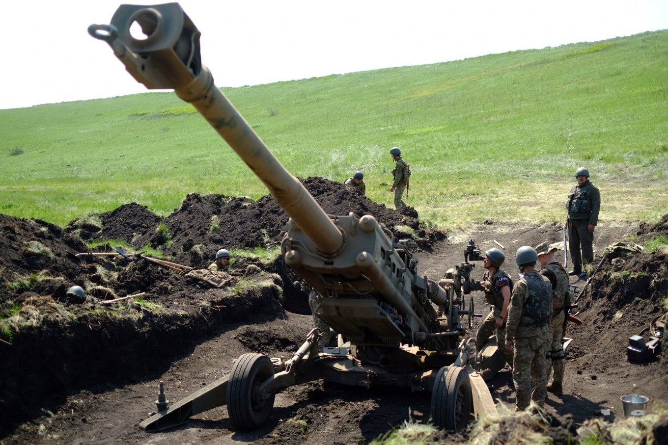 Ukrainian artillerymen make a fire from american M777 howitzers