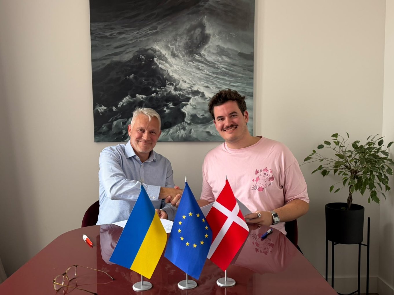 Independent Ukrainian Satellite Communications Within Reach: HIMERA, GomSpace Launch First OBRIA NANO Satellite, Signing of the agreement: Jesper Stahl Hein (GomSpace) and Misha Rudominsky (HIMERA)
