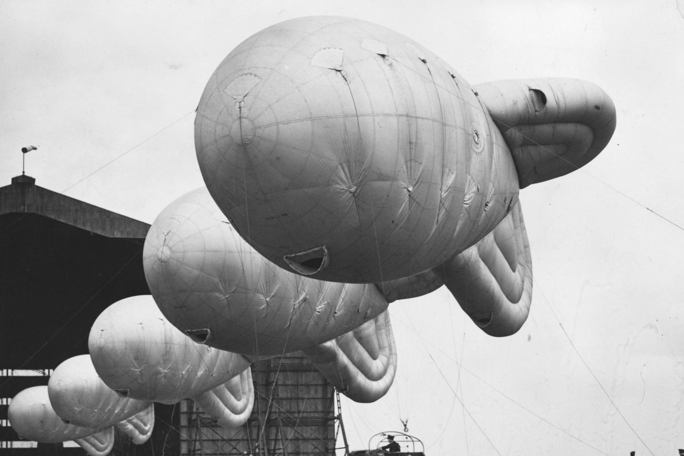 The preparation for aerostat launch by the Royal Air Force during the Second World War Defense Express Ukrainian Aerostat Perspective, Considering Great Britain Couldn’t Afford Such Campaign Now