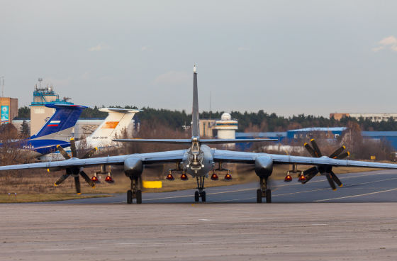 A russian Tu-95MS with a full load of eight Kh-101 cruise missiles / Defense Express / ATACMS Wouldn't Reach Airfields With Tu-95MS Bombers But Ukraine Needs Their Full Potential Nonetheless