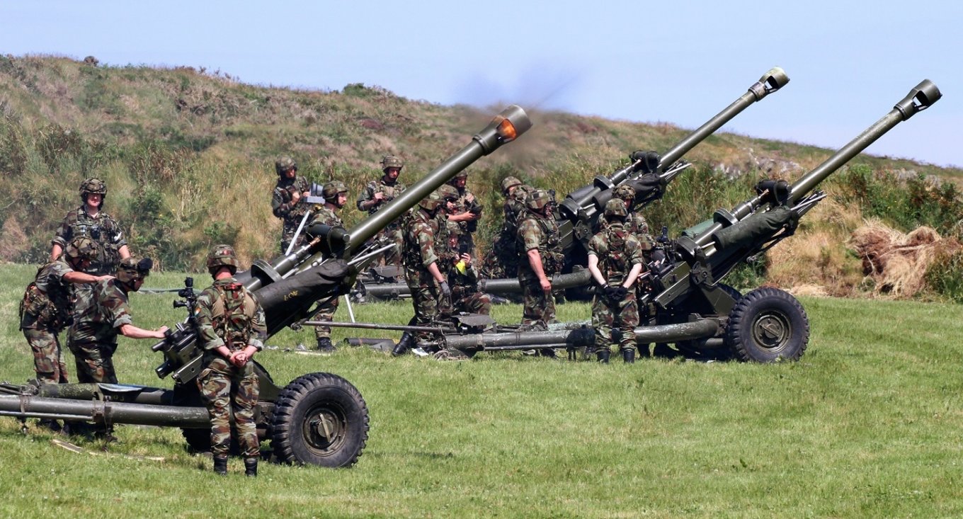 Artillerymen of the Irish Defense Forces fire L118 howitzers