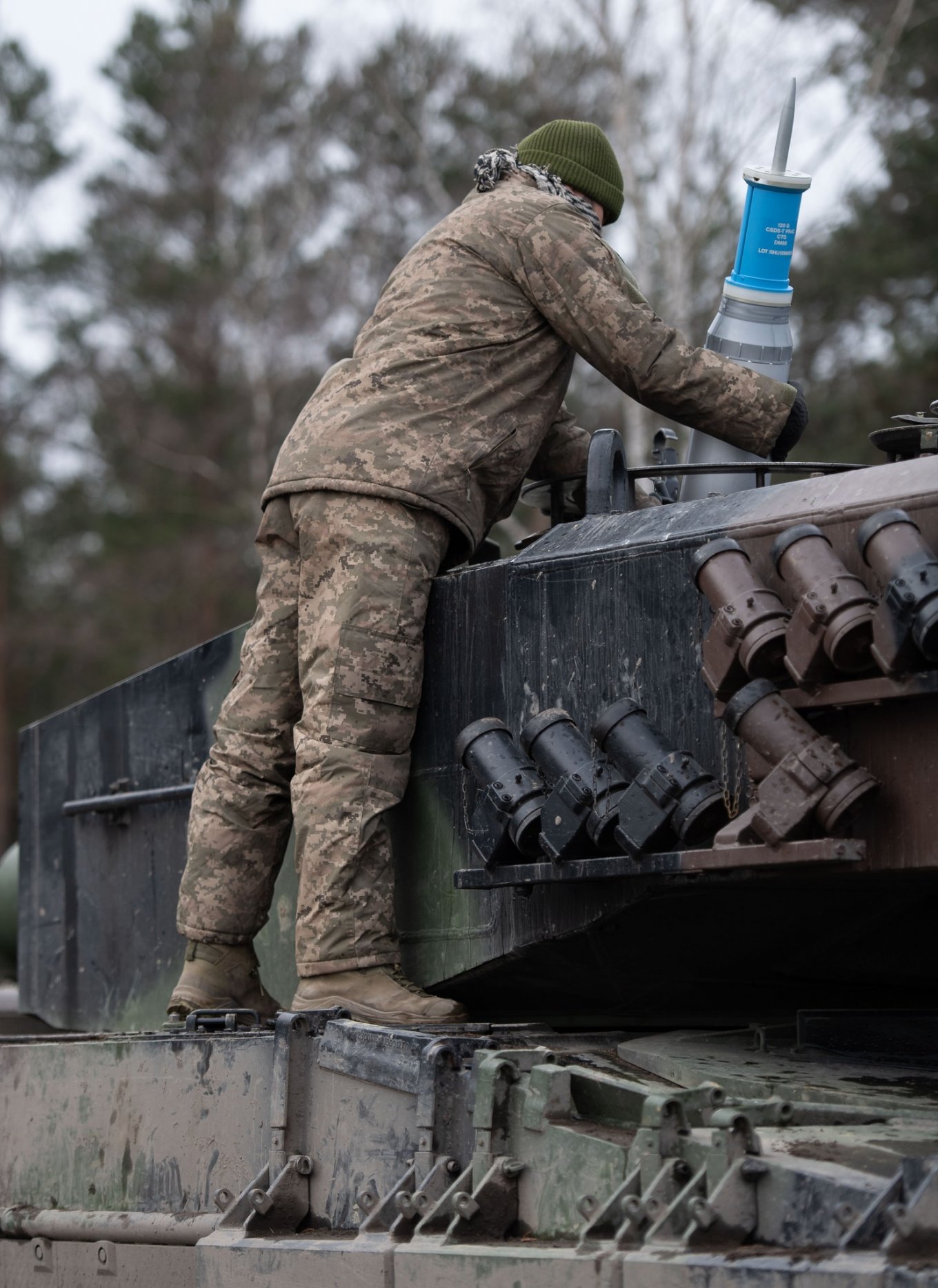 Canadians Published Photo How They Are Instructing Ukrainian Recruits in  Leopard Tanks