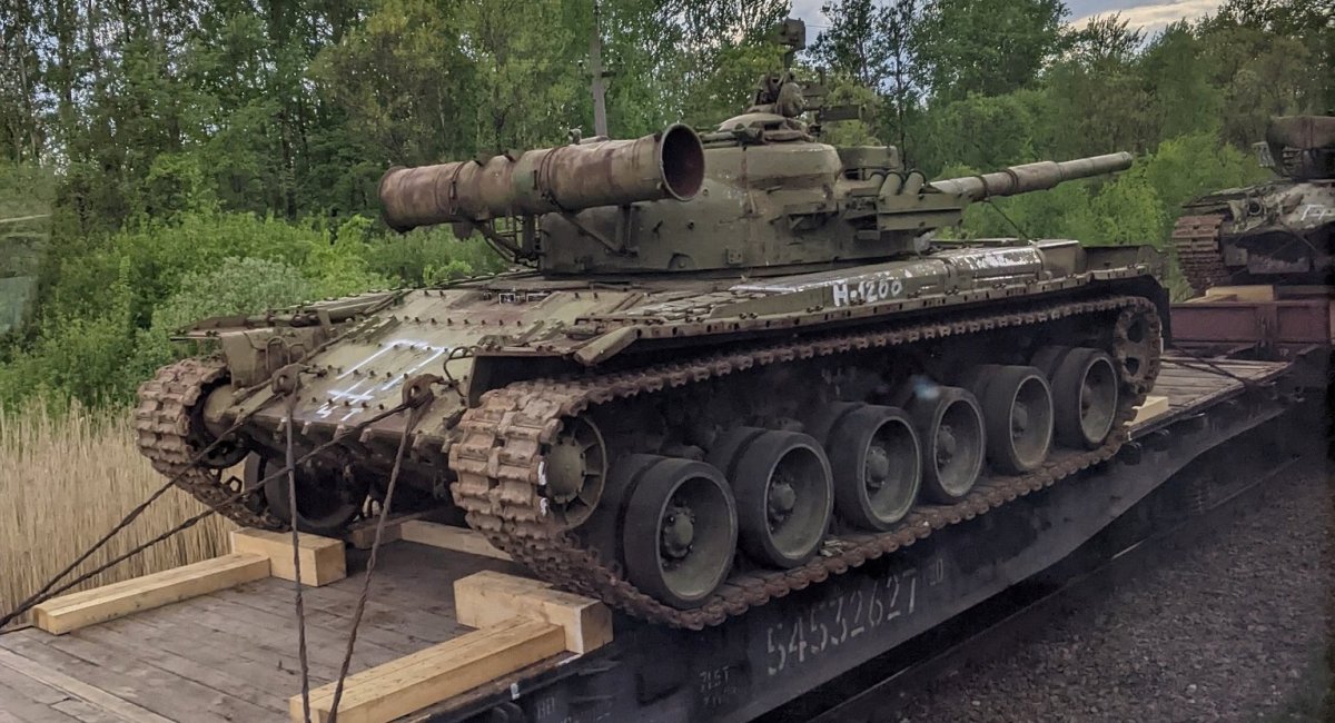 Tanks Overgrown With Weeds Being Taken From Storage In russia: How Long It Takes to Restore Them, Defense Express, war in Ukraine, Russian-Ukrainian war
