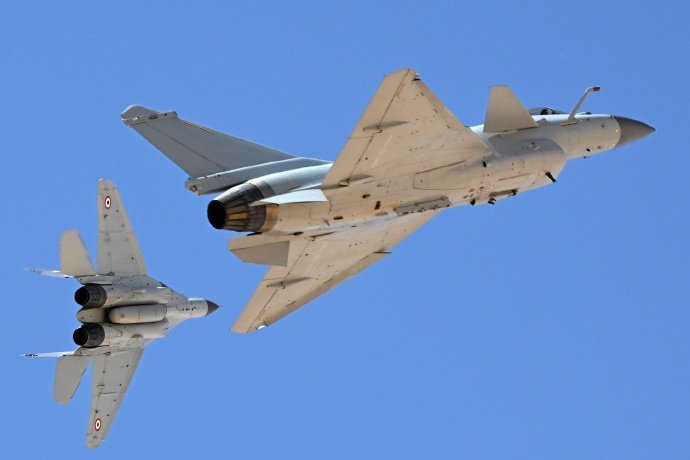 MiG-29M2 of the Egyptian Air Force (left) and J-10 of the People's Liberation Army of China (center) during joint exercises, April 2025 / Defense Express / China and Egypt Compare J-10 vs. MiG-29M2 at First-Ever Joint Exercise