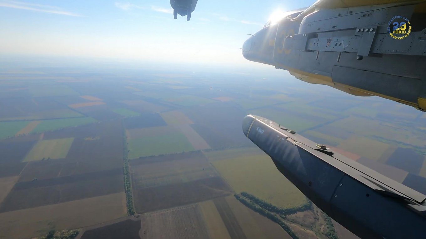 Ukrainian Air Force Su-24 tactical bomber launches a Storm Shadow / SCALP missile / Which European Missile Has the Longest Range? It’s Not Taurus or Storm Shadow / SCALP