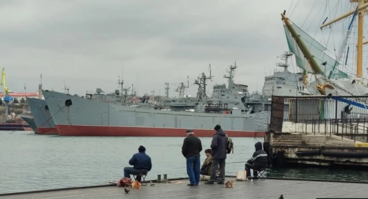 Two Project 1171 landing ships in the waters of temporarily occupied Sevastopol, Defense Express