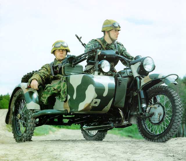 Ural military motorcycle in the russian armed forces / Defense Express / What Explains russia’s Return to Assaults Using Motorbikes, Abandoned as a Tactic in 2011