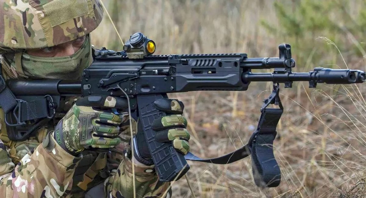 New weaponry doesn’t always mean reliable weaponry, especially talking about russia’s one-of-a-kind production. Common AKMS assault rifle end up being better than advanced AK-12, Defense Express, war in Ukraine, Russian-Ukrainian war