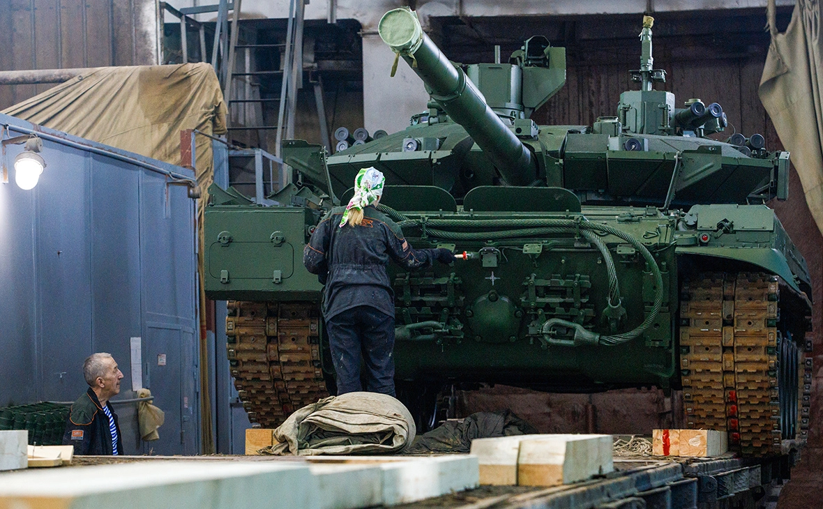 Painting of a T-90M at an armor plant