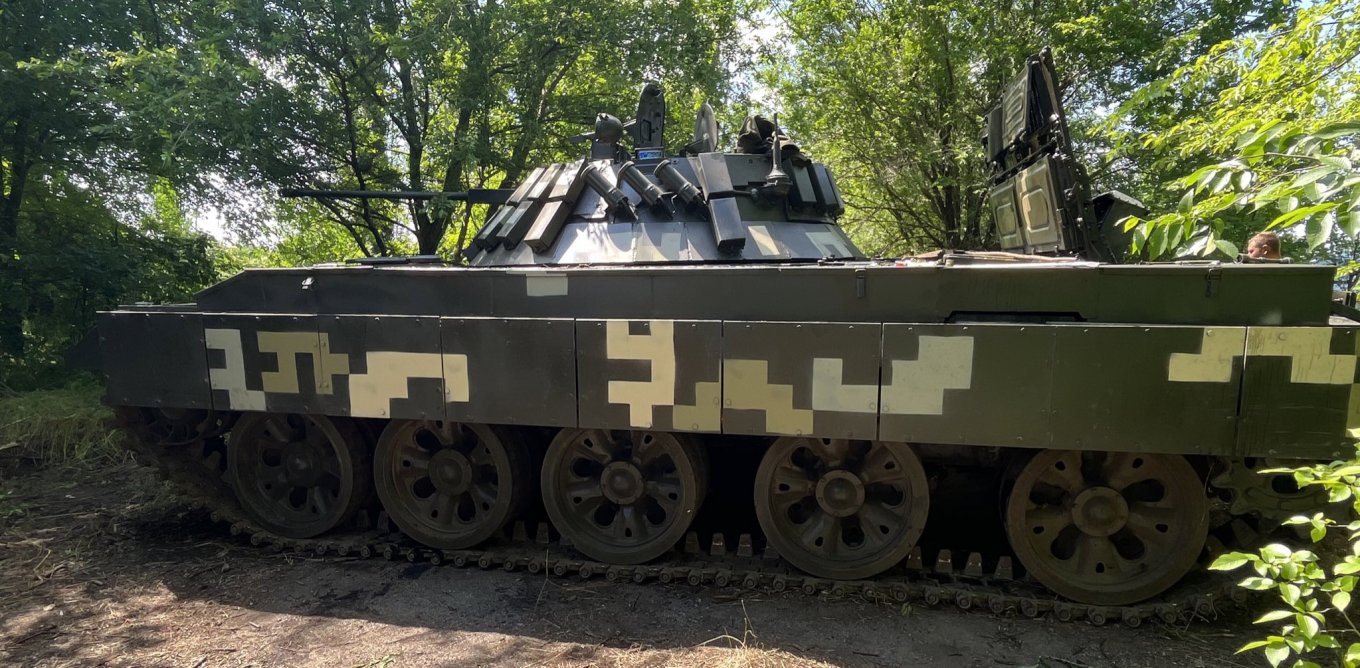 The Ukrainian BMPV tank/IFV with a 30mm automatic gun from BMP-2 on top of a T-62 chassis / Defense Express / Captured T-62 Tanks Have (Not) Found Their Place in Ukraine's Military