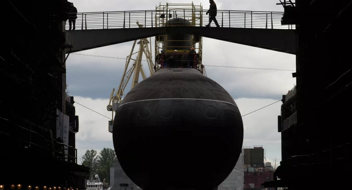 A russian Varshavyanka-class submarine in a shipyard / Defense Express' Weekly Review: FPVs vs. Helicopters, Submarines Beyond Salvation