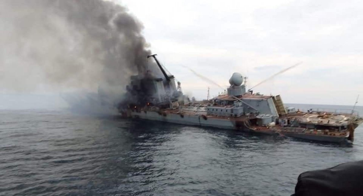 The destroyed Moskva missile cruiser of the russian invasion army shortly before its sinking / Defense Express / UK Cautious of Possible Houthi Drone Attacks on its Massive Aircraft Carrier